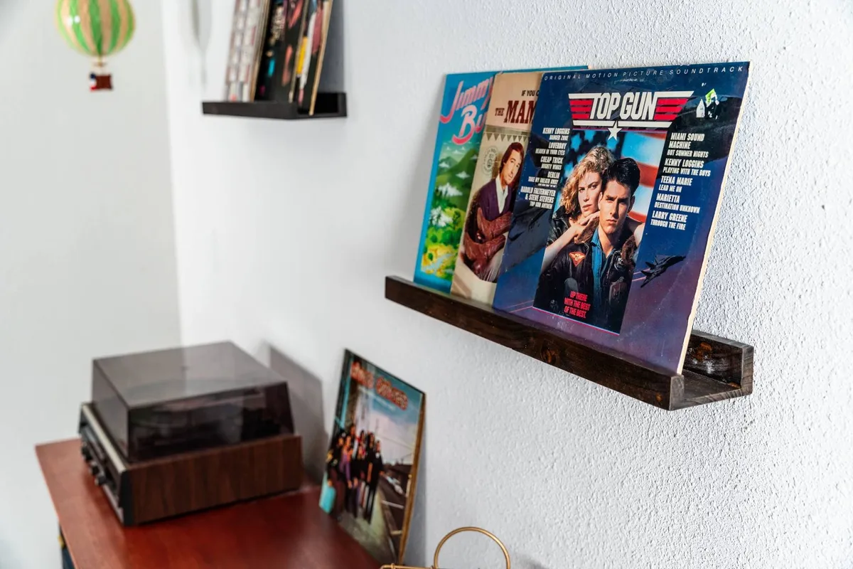 A stylish corner with a vinyl record player, vinyl albums, and colorful wall decor. The scene evokes a sense of vintage charm and provides a dedicated space for music and relaxation.